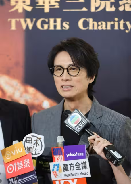 TVB前男星過65歲生日！被靚麗女子從後擁抱！罕見開口回應二人關係！