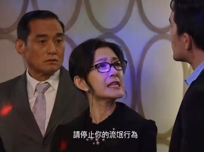 TVB前男星過65歲生日！被靚麗女子從後擁抱！罕見開口回應二人關係！