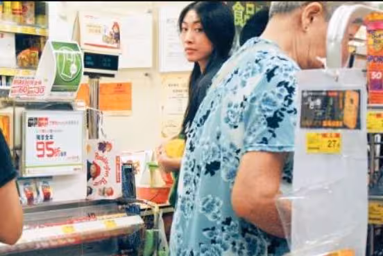 TVB前男星過65歲生日!被靚麗女子從後擁抱!罕見開口回應二人關係!