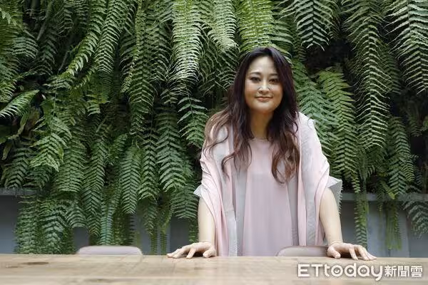 「雙手合十迷因」紅了十年! 本尊家家傻眼發聲:應該能拿獎金了