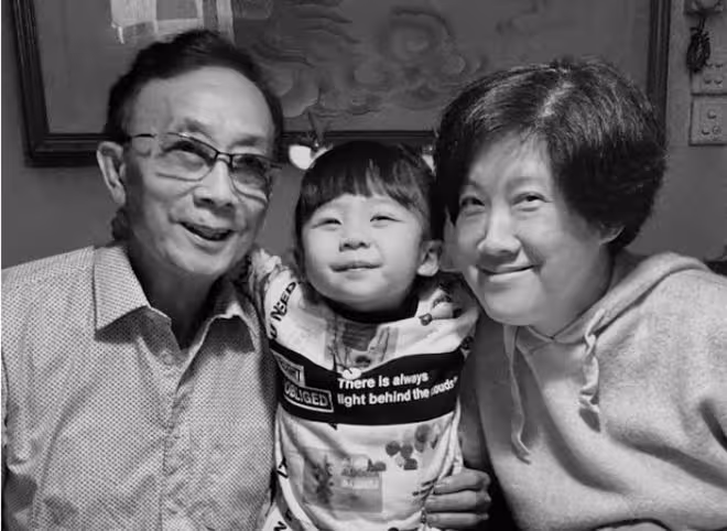恭喜!TVB前男星58歲太太順利生下第二胎!姐姐抱著妹妹超開心!