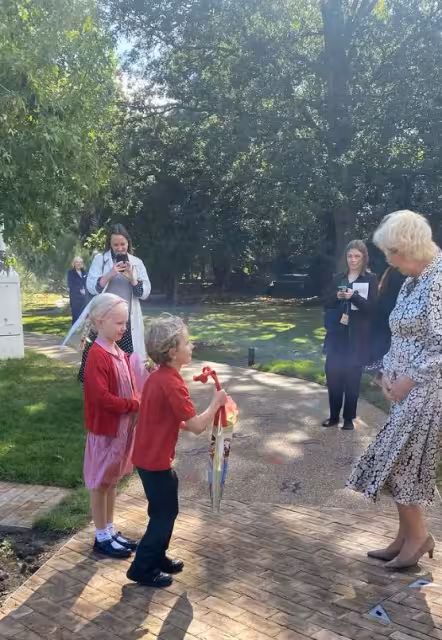 卡米拉王后「玩瘋了」!78歲擠進電話亭,與小朋友比拼擠入人數!