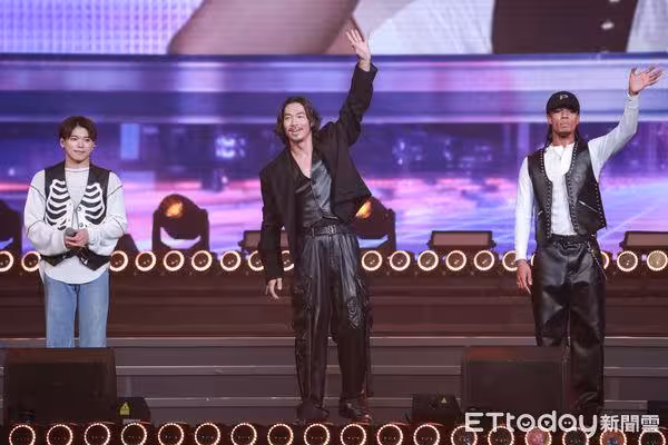 直擊/「姐夫」AKIRA開深V現身!14位天菜師弟助陣 中文連發撩妹