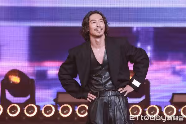 直擊/「姐夫」AKIRA開深V現身!14位天菜師弟助陣 中文連發撩妹