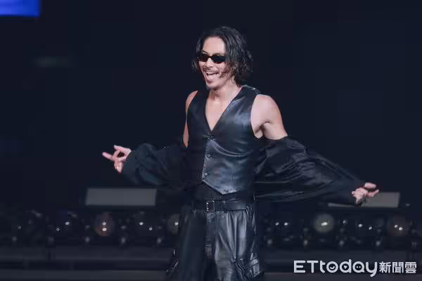 直擊/「姐夫」AKIRA開深V現身!14位天菜師弟助陣 中文連發撩妹