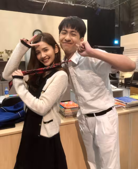 又一TVB男星宣布離巢！曾組男團入行5年寂寂無名！曾與男星拍吻戲尷尬！