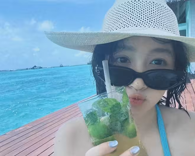 鹿晗演唱會邀好兄弟聚餐，關曉彤獨自旅遊曬臀部大尺度照片好大方