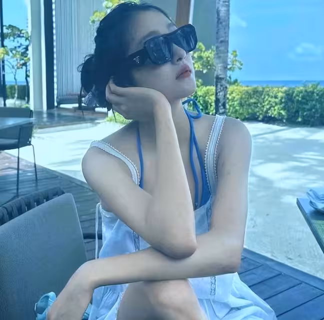鹿晗演唱會邀好兄弟聚餐，關曉彤獨自旅遊曬臀部大尺度照片好大方
