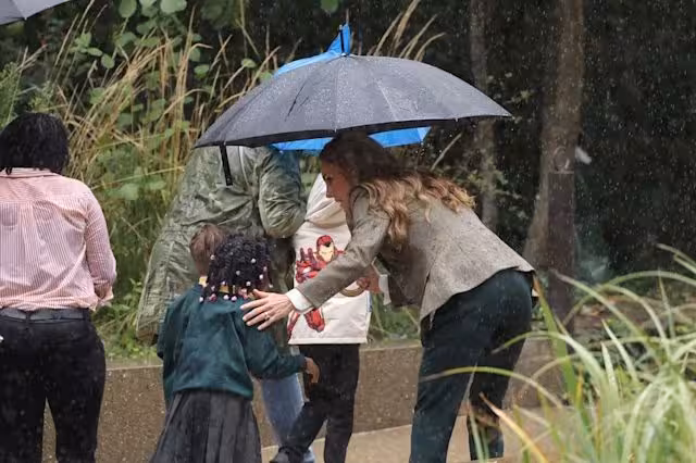 凱特王妃金髮現身驚艷全場!王室復工首秀,雨中親民魅力不減