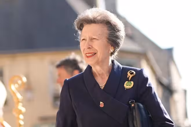 75歲安妮公主生日後火速返崗！獨自參觀歷史建築