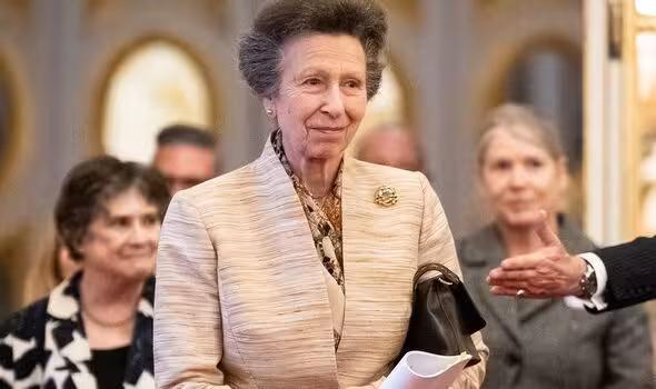 75歲安妮公主生日後火速返崗！獨自參觀歷史建築