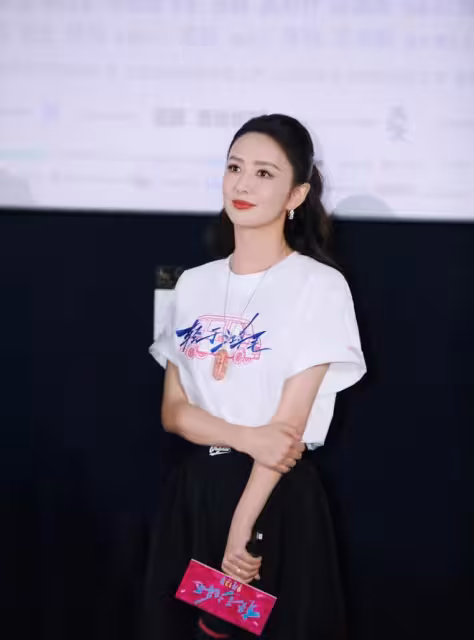 都是新疆女演員，她老得不動聲色，現身就掀起網友熱議