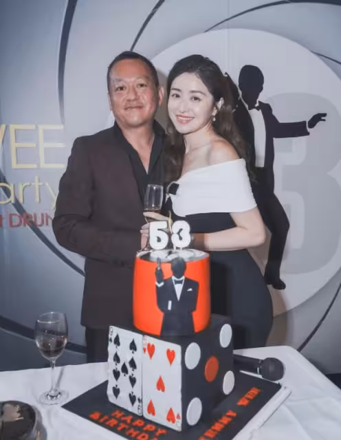 TVB前甜美女星為富商老公慶生!竟稱他是父親也是兒子!好姐妹陳自瑤現身露事業線