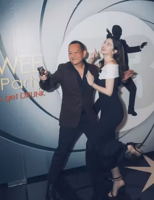TVB前甜美女星為富商老公慶生!竟稱他是父親也是兒子!好姐妹陳自瑤現身露事業線