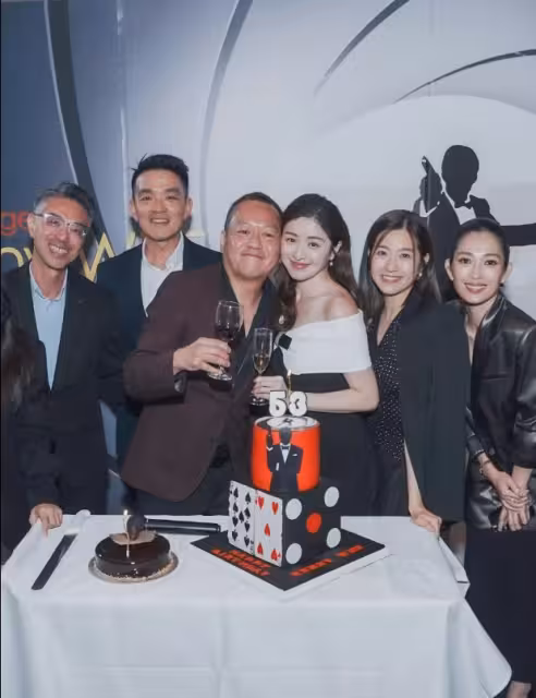 TVB前甜美女星為富商老公慶生!竟稱他是父親也是兒子!好姐妹陳自瑤現身露事業線