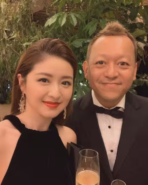 TVB前甜美女星為富商老公慶生！竟稱他是父親也是兒子！好姐妹陳自瑤現身露事業線