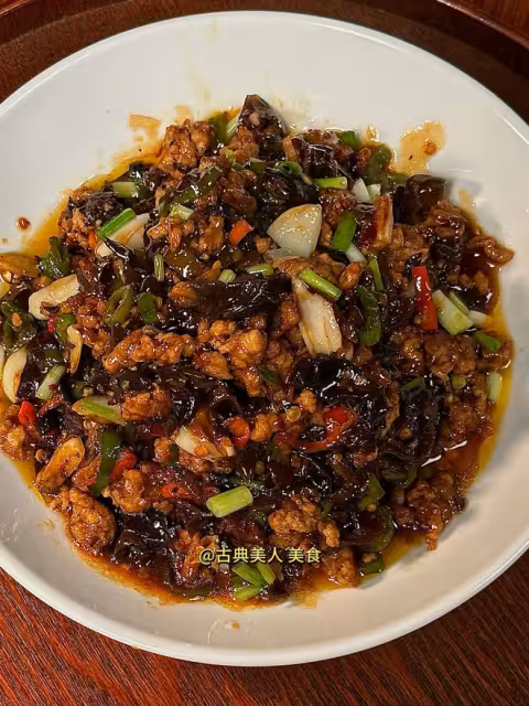 香辣木耳肉末，拌米飯嘎嘎香！