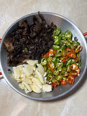 香辣木耳肉末，拌米飯嘎嘎香！