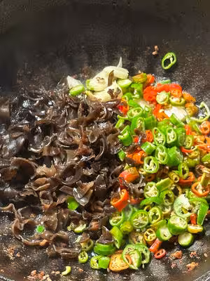 香辣木耳肉末，拌米飯嘎嘎香！