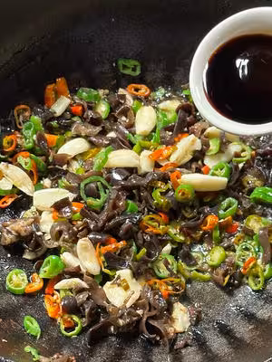 香辣木耳肉末，拌米飯嘎嘎香！