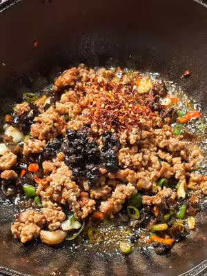 香辣木耳肉末，拌米飯嘎嘎香！