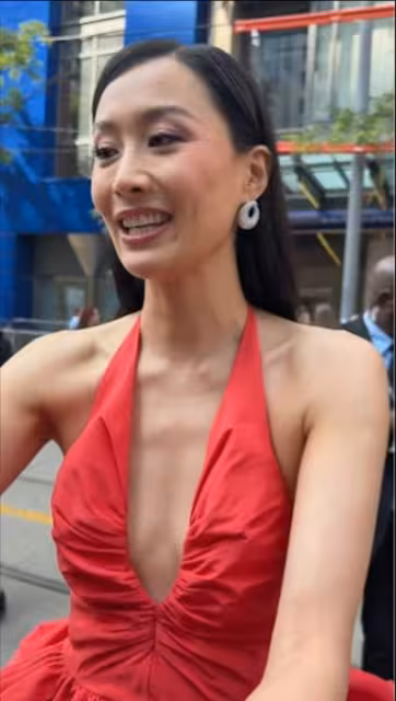 TVB前花旦暴瘦盡顯排骨胸!超性感出席國際電影節!生圖流出與精修圖有差異?