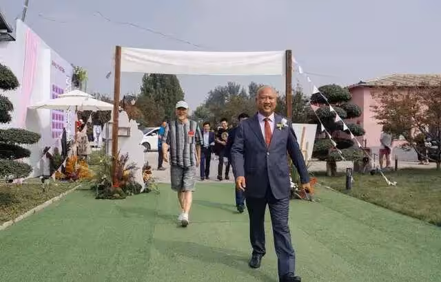北京富豪大婚,北京老炮兒齊聚,朱時茂主持,陳佩斯被新娘子敬煙