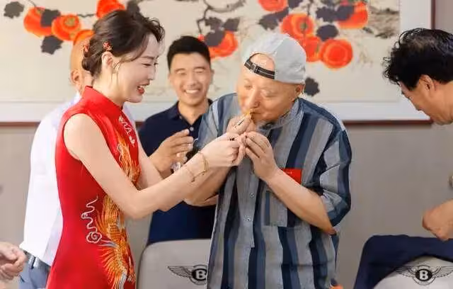 北京富豪大婚,北京老炮兒齊聚,朱時茂主持,陳佩斯被新娘子敬煙