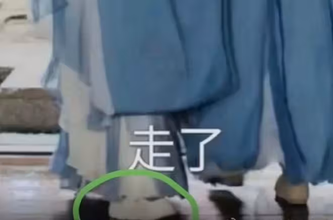 《赴山海》被眼尖觀眾抓包!成毅「手握劇本腳穿洞洞鞋」穿幫