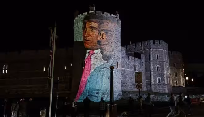 特朗普訪英突遇尷尬,城堡外現愛潑斯坦投影,4人被捕!