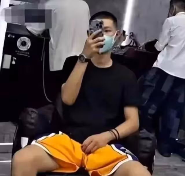 李雙江現身新疆，和小27歲妻子同框狀態好，曝李天一去維也納留學