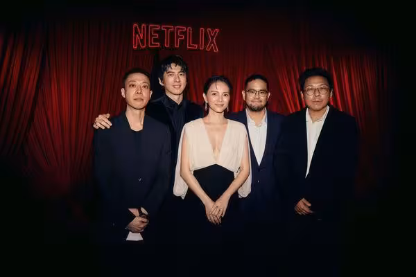 李心潔露深V現身釜山影展! 一聽師父張艾嘉奪獎「眼淚忍不住」