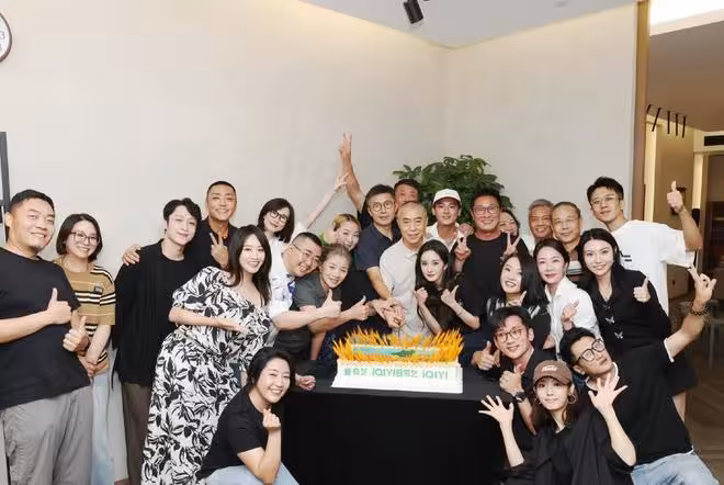 《生萬物》慶功宴,江湖地位,人情世故,在38歲楊冪身上展露無遺