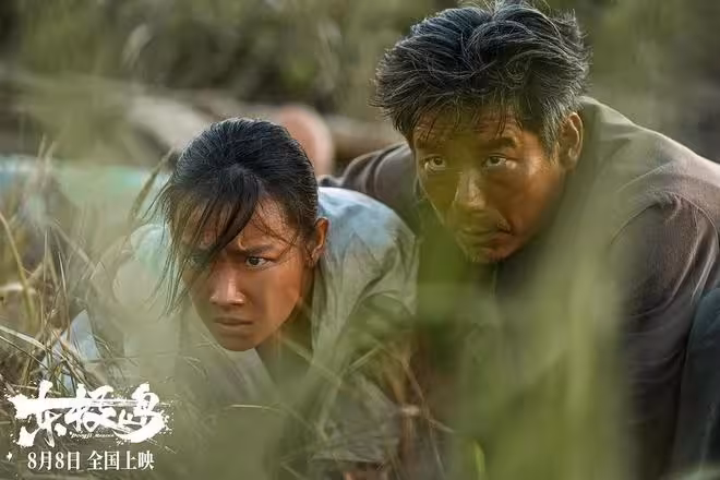 最終票房9.38億?看完《東極島》,我想說:朱一龍這片後勁太大了
