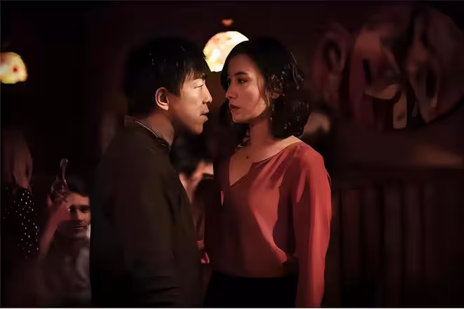 內娛雙爆!辛芷蕾撿漏拿影后,藍盈瑩扮丑搭戲骨,野心女憑啥贏?