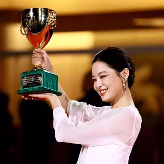 內娛雙爆!辛芷蕾撿漏拿影后,藍盈瑩扮丑搭戲骨,野心女憑啥贏?