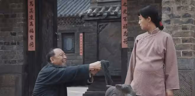 內娛雙爆!辛芷蕾撿漏拿影后,藍盈瑩扮丑搭戲骨,野心女憑啥贏?
