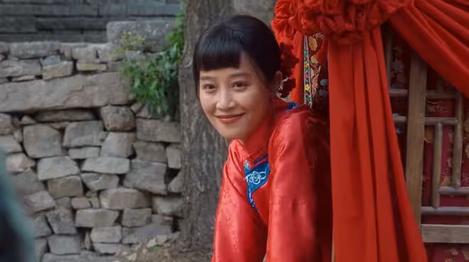 內娛雙爆!辛芷蕾撿漏拿影后,藍盈瑩扮丑搭戲骨,野心女憑啥贏?