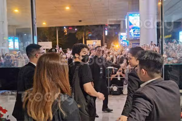 獨家直擊/迎接許光漢!凌晨1點千名越南粉擠爆機場 連空姐都追星:27年來盛況