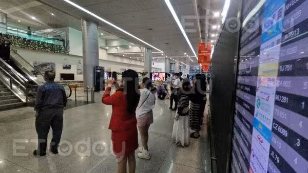獨家直擊/迎接許光漢!凌晨1點千名越南粉擠爆機場 連空姐都追星:27年來盛況