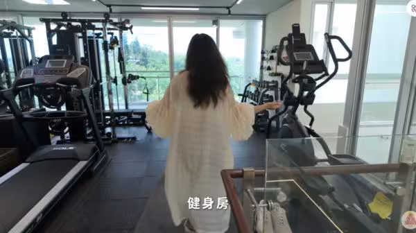 謝依霖花7年打造300坪豪宅! 自建戶外泳池「家裡還有電梯」