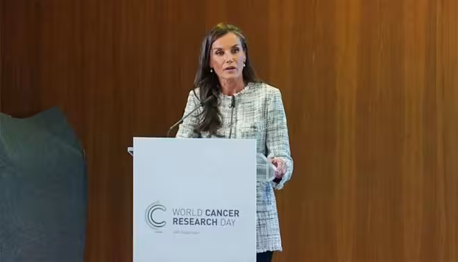 西班牙王后萊蒂齊亞親臨癌症研究中心，與學生互動，親和力爆棚！