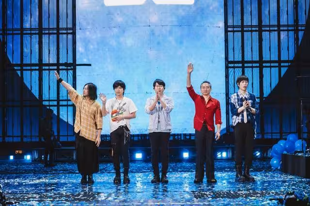五月天冠佑狂吃臭豆腐 當眾「舉腋下給阿信聞」:跟我們友情一樣