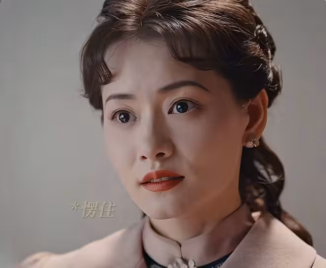 《灼灼韶華》直到聞知秋隱藏身份曝光,褚韶華才知夏初犧牲的真相