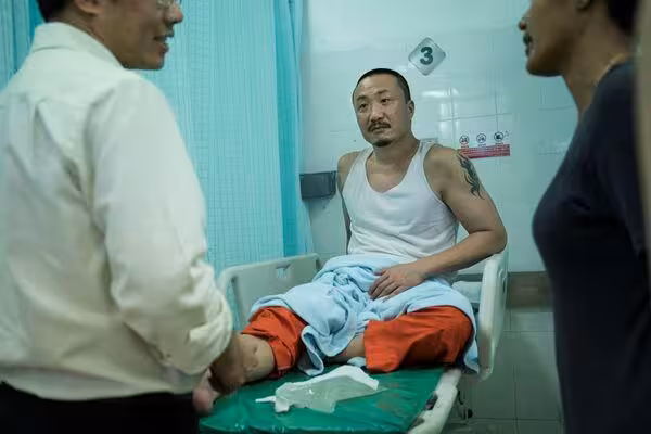 鄭中基拍戲意外骨裂!痔瘡「爆掉」褲子全血急返香港開刀