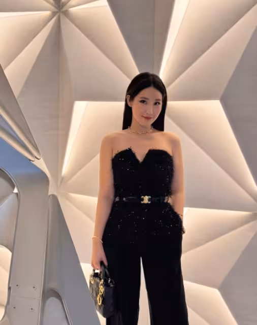 恭喜!34歲前港姐離巢後昨日舉辦婚禮!彩色煙火下深情擁吻!