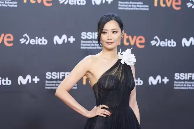 TVB前花旦陳法拉出席好萊塢影展!黑色長裙搭透視內衣,貝殼胸型超立體