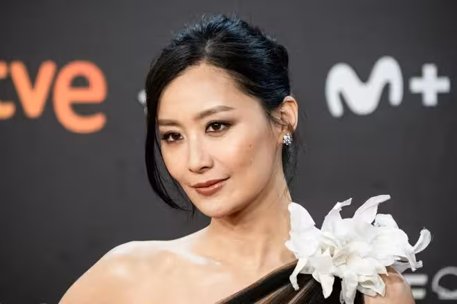 TVB前花旦陳法拉出席好萊塢影展!黑色長裙搭透視內衣,貝殼胸型超立體