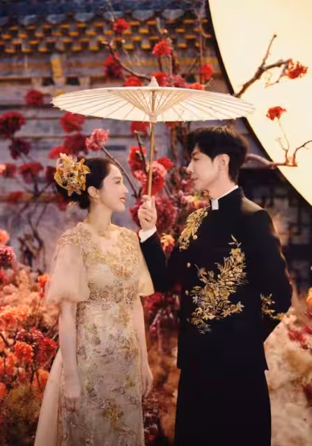 太有故事感!董璇張維伊婚禮合影 網友:好一對馬蓉和助理的感覺