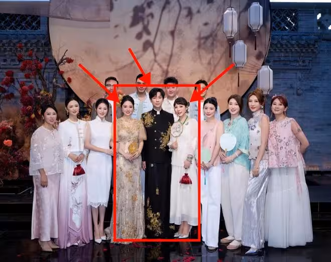 太有故事感!董璇張維伊婚禮合影 網友:好一對馬蓉和助理的感覺